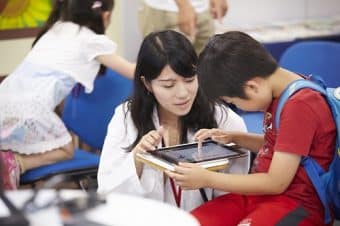 人工知能体験イベントに約200名の小・中学生が参加！～夏休みに読む本をオススメする「人工知能がおすすめ！あなたがきっと好きな本」～のサムネイル