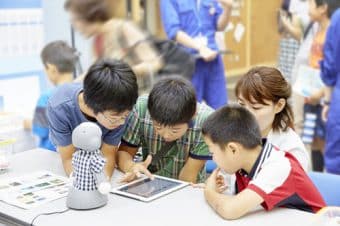 経済産業省 子どもデーに今年も参加！ 500名以上の小・中学生が人工知能ロボットKibiroとふれあい、FRONTEOブースは大盛況！のサムネイル